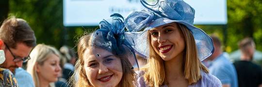Kapeluszowe święto szyku i elegancji. Już w tym tygodniu Ladies Day na Partynicach [ZOBACZ]