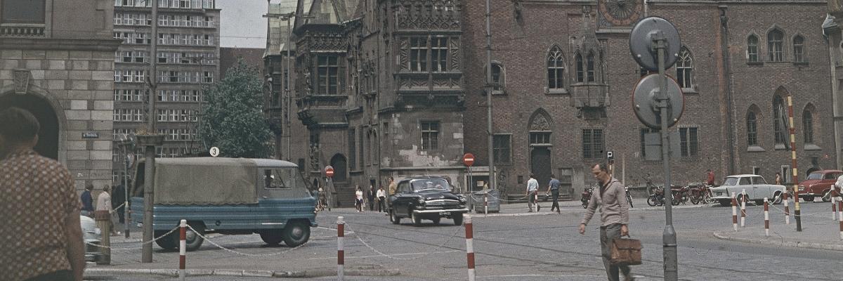 Kiedy na Rynku był mięsny i parking dla aut. Tak wyglądało lato we Wrocławiu lat 60-tych [STARE ZDJĘCIA]