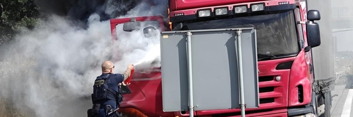 Pożar ciężarówki na Autostradzie A4. Policjanci gasili go samochodowymi gaśnicami [WIDEO]