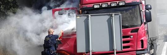Pożar ciężarówki na Autostradzie A4. Policjanci gasili go samochodowymi gaśnicami [WIDEO]