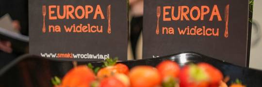 На кулінарному фестивалі у Вроцлаві місцеві жителі і гості міста дегустують страви різних європейських країн