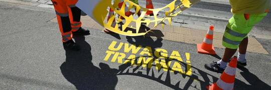 Wrocław: Żółte napisy ostrzegają przed tramwajami. Mają ograniczyć niebezpieczne korzystanie ze smartfonów