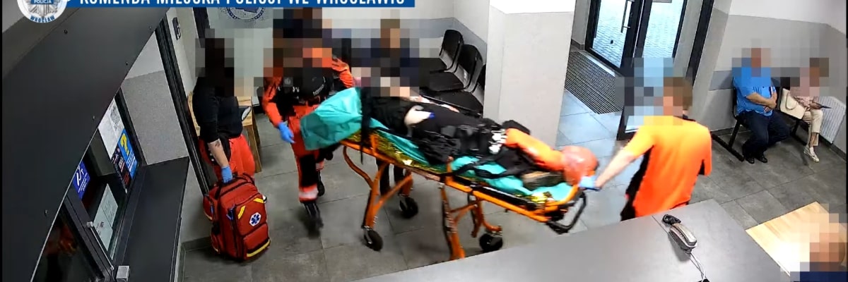 Wrocław: Mężczyzna dostał ataku padaczki na komisariacie policji [WIDEO Z MONITORINGU]