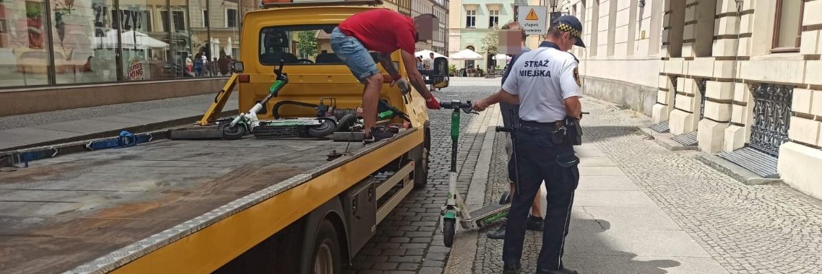 Dość pobłażliwości dla porozrzucanych hulajnóg! Wrocław zachęca mieszkańców do zgłaszania przypadków