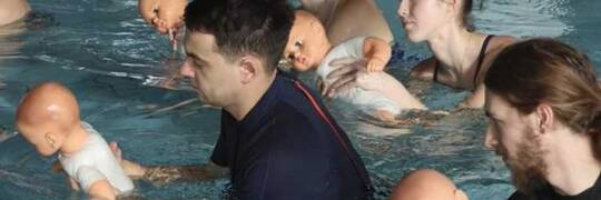 Dlaczego nie warto zwlekać z nauką pływania? Aquapark Wrocław prowadzi zajęcia już dla niemowląt