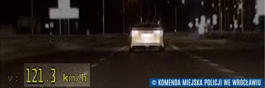 Wrocław: Kierowca pędził przez Wrocław 121 km/h. Na pokładzie miał rodzącą kobietę [WIDEO]