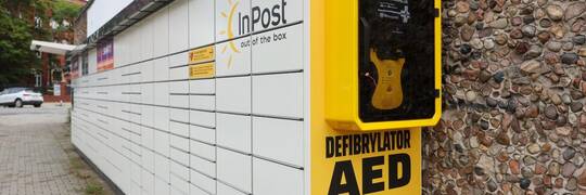 Paczkomaty mogą uratować życie. Na wybranych maszynach zawisną defibrylatory AED