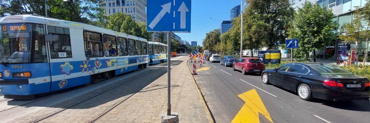 Remont ul. Powstańców Śląskich w połowie. W nocy roboty przeniosą się na drugą stronę