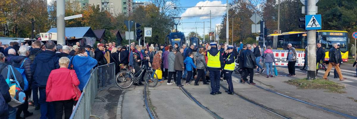 Dojazd na Cmentarz Grabiszyński. Organizacja ruchu na Grabiszyńskiej 1 listopada? [WSZYSTKICH ŚWIĘTYCH 2025]