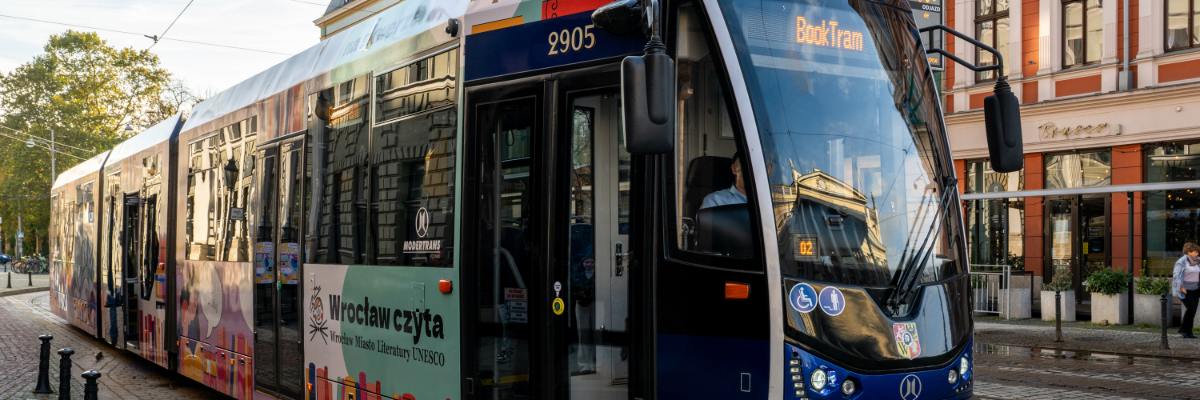 Na ulice Wrocławia wyjeżdża BookTram. W pojeździe będzie można dostać książkę za darmo