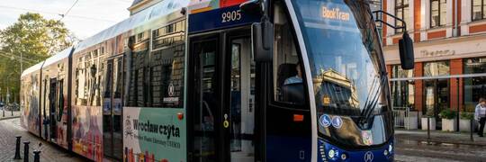 Na ulice Wrocławia wyjeżdża BookTram. W pojeździe będzie można dostać książkę za darmo