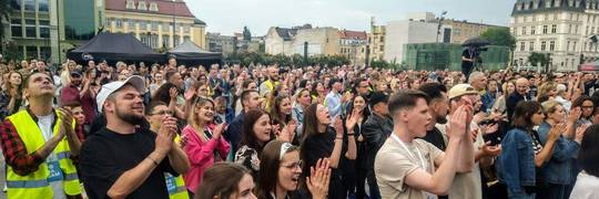 Tłumy chrześcijan modliły się na pl. Wolności za Wrocław i Ukrainę [ZDJĘCIA]