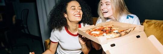 Jak zorganizować idealny wieczór z pizzą, gdy za oknem deszcz i wiatr?