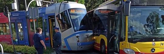 Wrocław: Zderzenie tramwaju z autobusem na Pilczyckiej. Jak kursują tramwaje 31 i 32?