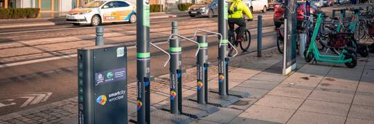 We Wrocławiu stanęły 4 publiczne stacje do ładowania rowerów i hulajnóg elektrycznych. Można z nich korzystać bezpłatnie