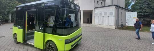Autonomiczny minibus na Cmentarzu Osobowickim cieszył się dużym zainteresowaniem, ale nie zostanie na dłużej