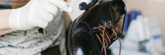 Podaruj buty osobie w potrzebie! Szewc z Wrocławia naprawi obuwie dla podopiecznych Towarzystwa Brata Alberta