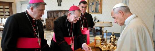 Abp Józef Kupny w Watykanie. Przekazał papieżowi pamiątkę z Wrocławia