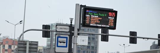 MPK Wrocław testuje nowe elektroniczne tablice przystankowe