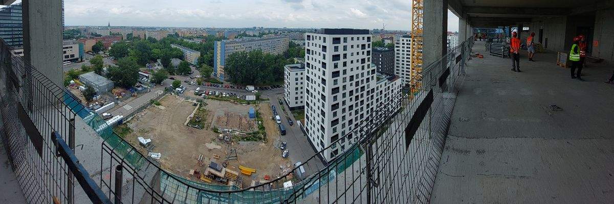 Nowy wieżowiec przy Powstańców Śląskich osiągnął docelową wysokość. Byliśmy na samej górze [ZOBACZ ZDJĘCIA]