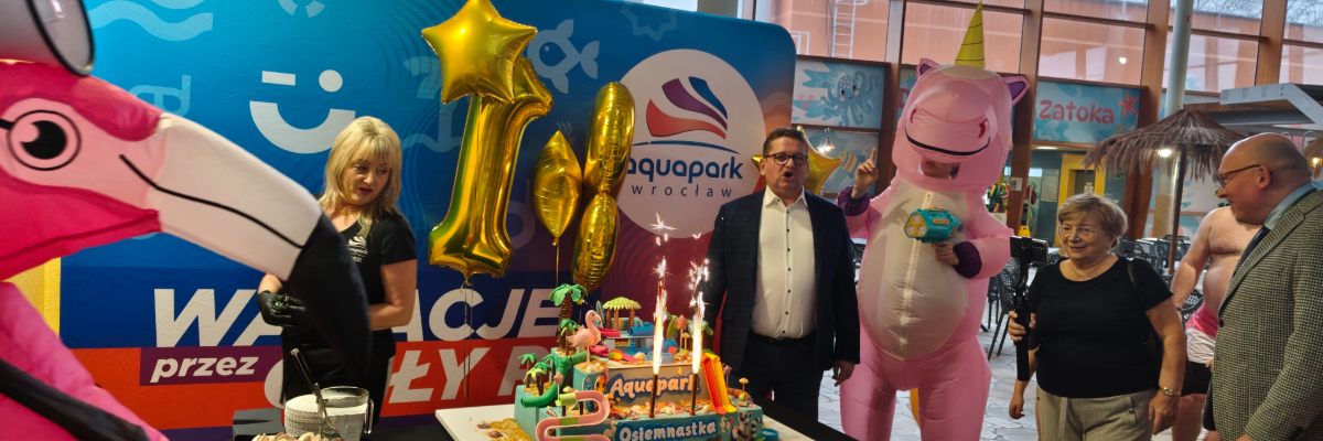 Tort ze zjeżdżalniami i „100 lat” na brzegu basenu z falą. Tak wyglądała 18-tka Aquaparku Wrocław [ZDJĘCIA]