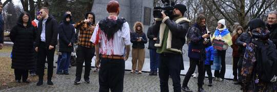Oblali Putina czerwoną farbą. We Wrocławiu odbył się happening przeciwko rosyjskiemu terrorowi [ZDJĘCIA]