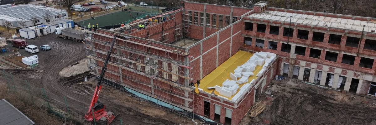Metamorfoza szkoły na Psim Polu. W miejscu starej sali gimnastycznej już stoją mury nowego gmachu [ZDJĘCIA]