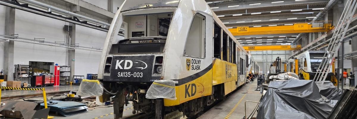 18-letni pociąg KD rozebrany do samego szkieletu. Tak wygląda modernizacja składu SA135-003 [ZDJĘCIA]