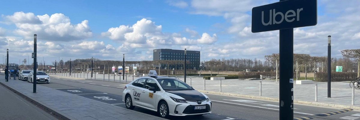 Wrocławskie lotnisko rozpoczyna nową formę współpracy z Uberem. Uruchamia specjalny pas dla taksówek z aplikacji