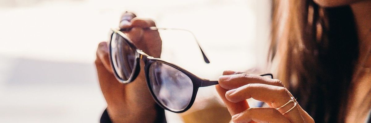 Jakie okulary słoneczne? UOKiK przebadał 15 okularów m.in. z H&M, Sinsay i Decathlona [WYNIKI BADAŃ]