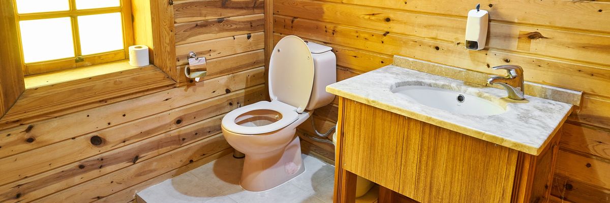 Wrocław: Włamanie do domu na Partynicach. Mieszkańcy przyłapali złodzieja w... WC