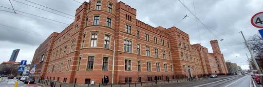 Zaszyli kobiecie chustę w brzuchu. Lekarz i dwie pielęgniarki staną przed sądem