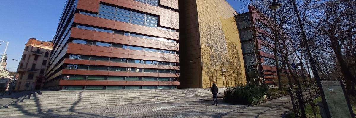 Wrocław: Tragedia koło NFM-u. Przechodnie znaleźli ciało rowerzysty