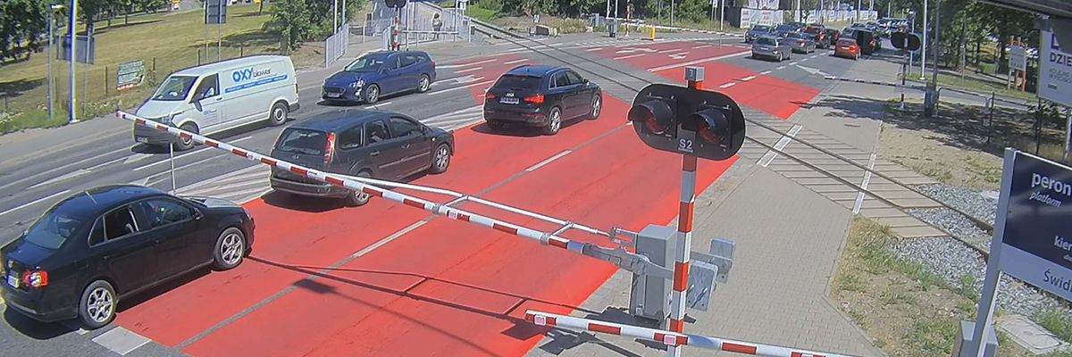 Kierowca połamał rogatki… Oto co się wyprawia na Zwycięskiej i Buforowej? [ZDJĘCIA Z MONITORINGU]