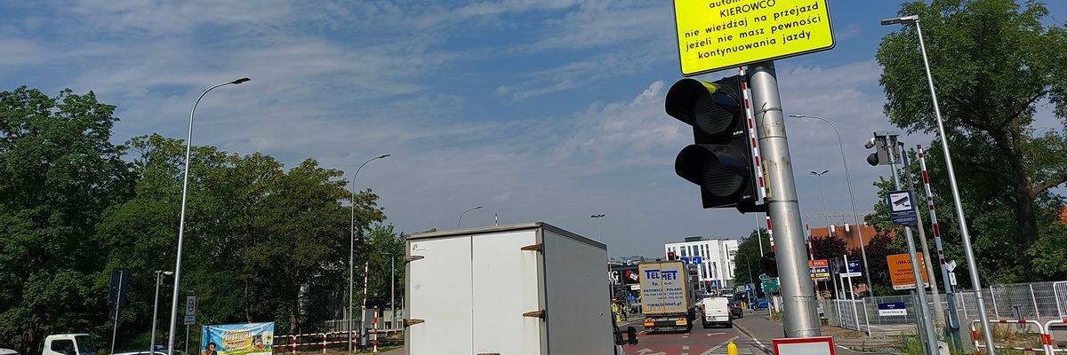 Wzmożone kontrole i nowy sygnalizator na Zwycięskiej. Czy to rozwiąże problem z rogatkami? [WIDEO]