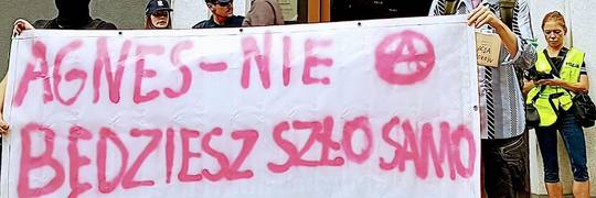 Wrocław: Protest pod komisariatem. Osoba oskarża policjantów o gwałt [ZDJĘCIA]