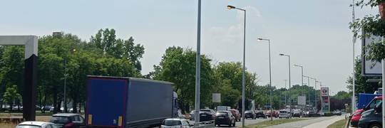 Wrocław: Południe, pełne słońce, a latarnie uliczne się świecą. Dlaczego? [ZDJĘCIA]