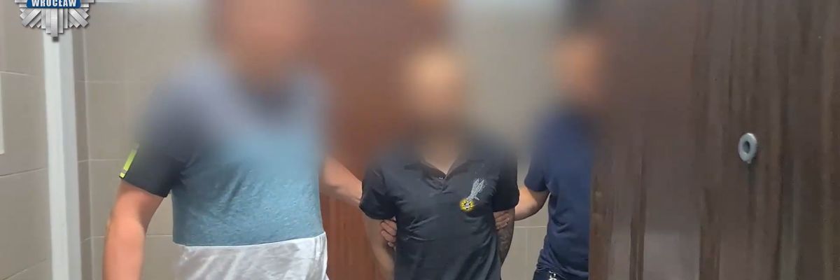 Strzały na Krzykach. Policjanci walczyli z włamywaczem na rusztowaniu siedmiopiętrowego budynku
